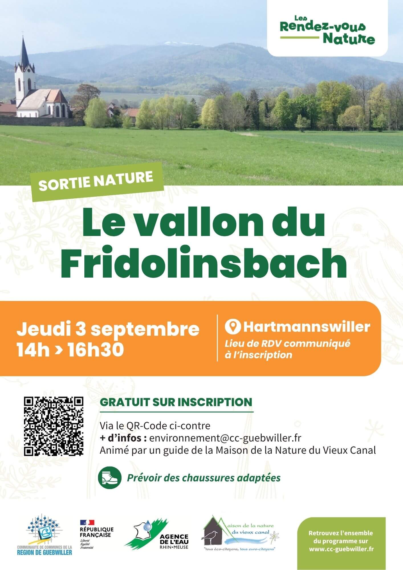 Affiche de l'exposition « L'Éloge des Vosges » au Château de la Neuenbourg. L'affiche présente en son centre une vieille photo en noir et blanc d'une route de montagne. Sur la photo, deux vaches marchent près de panneaux de signalisation routière. Autour de la photo, le fond est vert et des motifs graphiques bleus, rayures et grilles, sont présents. Le titre de l'exposition, les dates (du 19 juin au 26 octobre) et les informations du lieu sont écrits en blanc.