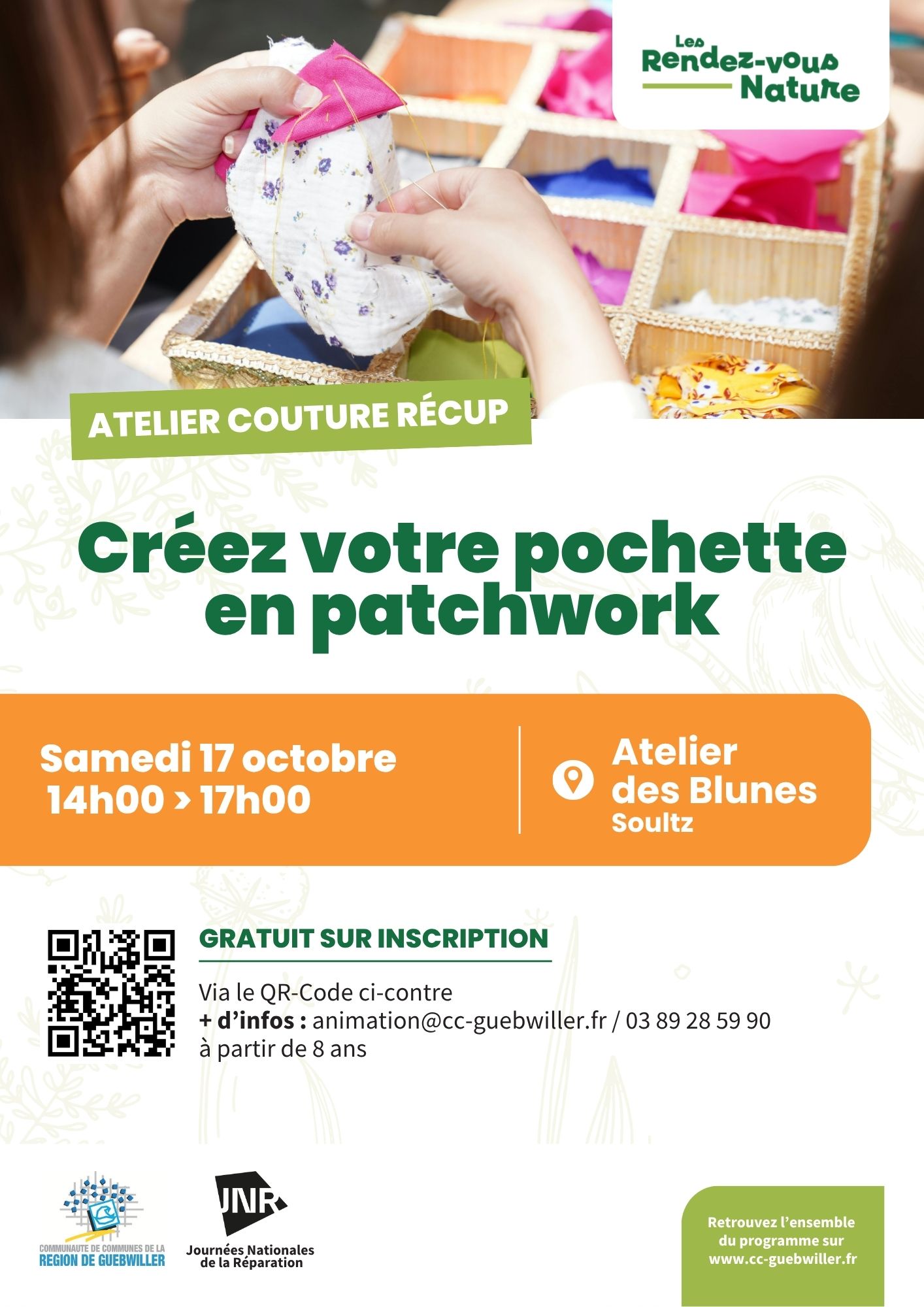 Affiche de l'exposition « L'Éloge des Vosges » au Château de la Neuenbourg. L'affiche présente en son centre une vieille photo en noir et blanc d'une route de montagne. Sur la photo, deux vaches marchent près de panneaux de signalisation routière. Autour de la photo, le fond est vert et des motifs graphiques bleus, rayures et grilles, sont présents. Le titre de l'exposition, les dates (du 19 juin au 26 octobre) et les informations du lieu sont écrits en blanc.